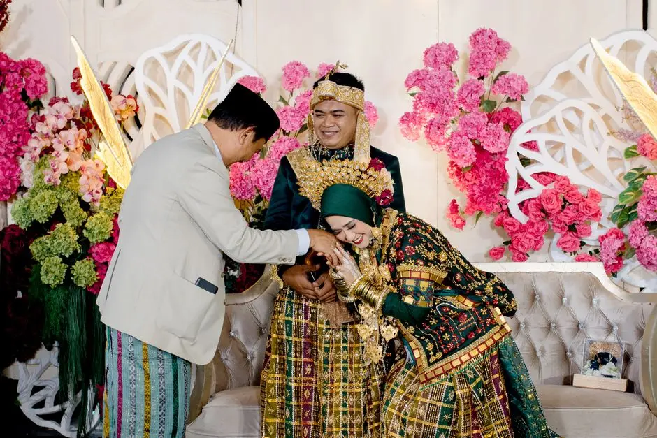 Wanita Indonesia mengenakan kebaya modern di acara pernikahan, tersenyum percaya diri