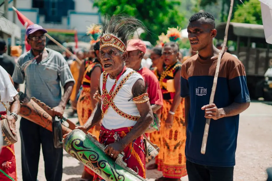 Suasana ramai pengunjung di bazar komunitas di Pulau Rondo