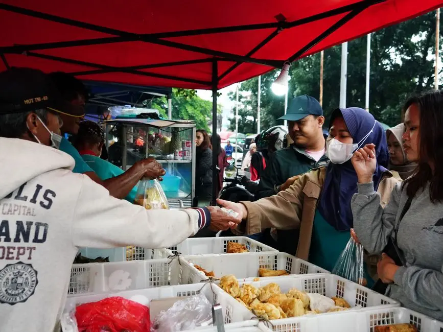 Para pengunjung berbaur di area bazar komunitas di Pulau Rondo