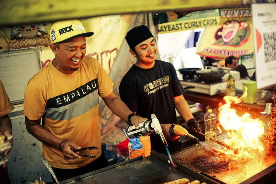 Para pengunjung bazar kreatif event terbaru di Pulau Rondo